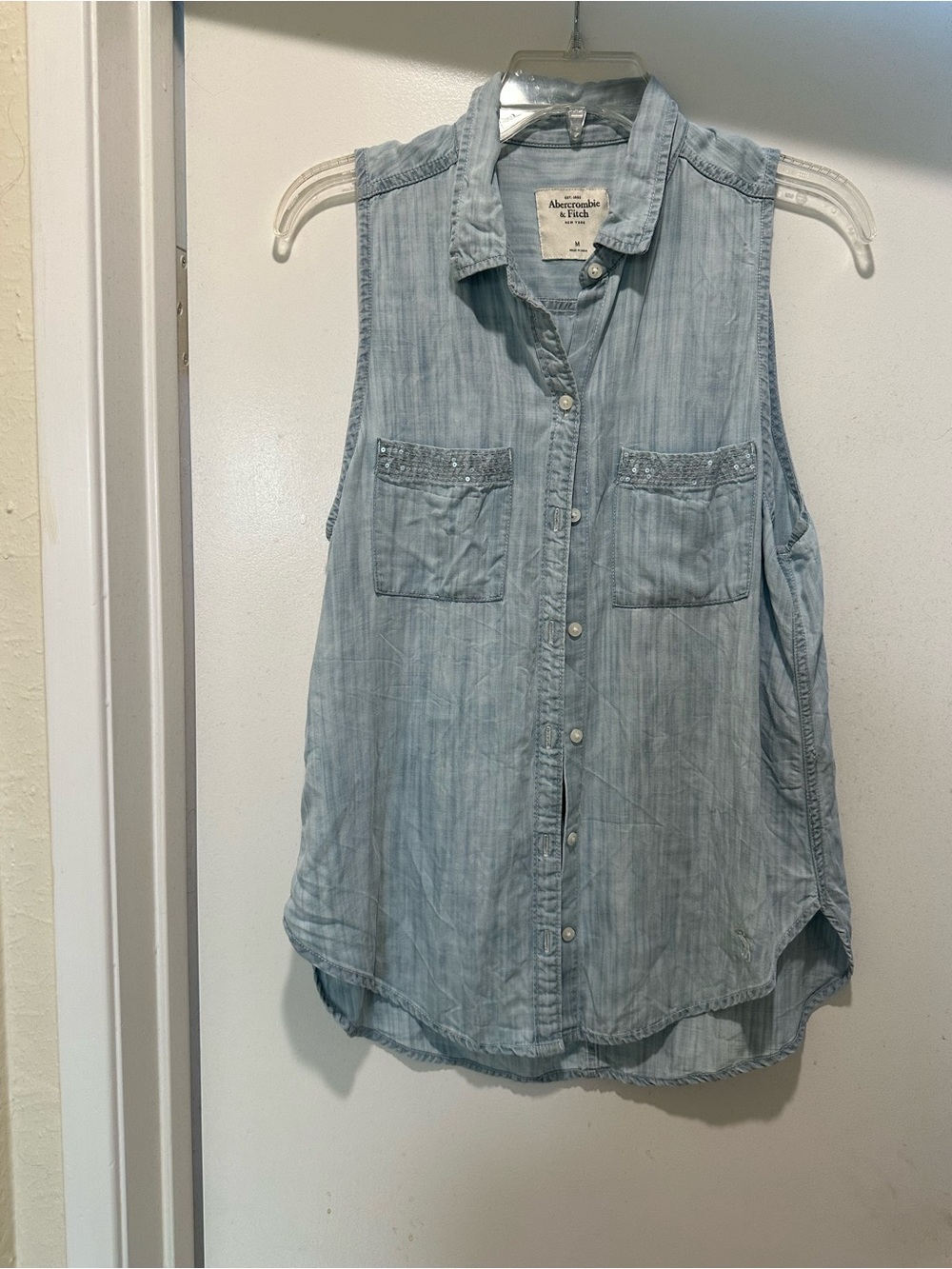 Abercrombie & Fitch Light Blue Sleeveless Denim Shirt w Sparkly Pockets Medium